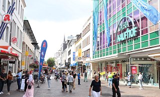 Verkaufsoffene Sonntage sollen dem Einzelhandel wie hier in der Paderborner Westernstraße helfen. - Holger Kosbab Verkaufsoffene Sonntage sollen dem Einzelhandel wie hier in der Paderborner Westernstraße helfen. - Holger Kosbab