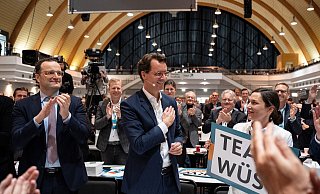 Hendrik Wüst, designierter neuer Landesvorsitzender nimmt nach seiner Rede auf dem Landesparteitag den Applaus der Delegierten entgegen. - picture alliance/dpa Hendrik Wüst, designierter neuer Landesvorsitzender nimmt nach seiner Rede auf dem Landesparteitag den Applaus der Delegierten entgegen. - picture alliance/dpa