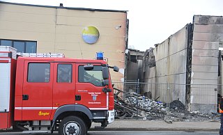 Beim Unternehmen Bestpool in Steinhagen im Kreis Gütersloh waren Chlor-Tabletten in Flammen aufgegangen. Das dabei entstandene Gemisch hat sich in der Umgebung abgesetzt und ist ätzend. - Frank Jasper Beim Unternehmen Bestpool in Steinhagen im Kreis Gütersloh waren Chlor-Tabletten in Flammen aufgegangen. Das dabei entstandene Gemisch hat sich in der Umgebung abgesetzt und ist ätzend. - Frank Jasper