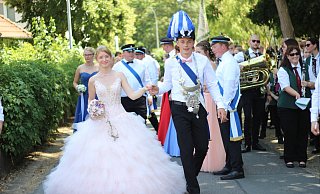 Einzigartige Robe: Marc Oppermann und seine Königin Sabrina Döhne hätten am Sonntag zu ihrem Auftritt mehr Schaulustige verdient. Das Königinnenkleid stand der jungen Majestät ausgezeichnet. Aufgrund der extremen Temperaturen schauten weniger Gäste beim Festumzug am Fuß des Desenbergs zu. - Anna-Lena Ryczek Einzigartige Robe: Marc Oppermann und seine Königin Sabrina Döhne hätten am Sonntag zu ihrem Auftritt mehr Schaulustige verdient. Das Königinnenkleid stand der jungen Majestät ausgezeichnet. Aufgrund der extremen Temperaturen schauten weniger Gäste beim Festumzug am Fuß des Desenbergs zu. - Anna-Lena Ryczek