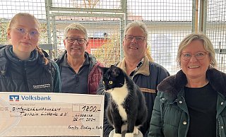 Anlässlich der Beerdigung von Helga Döding, einer großen Tierfreundin, übereichten ihre Kinder Wilfried Döding 2. v. r.), Jürgen Döding und Ingrid Pralle (r.) an Tierpflegerin Neela von den Benken eine Geldspende von 1.800 Euro für das Tierheim. Mit auf dem Foto ist Katze "Milli" (6 Monate). Sie gehört zu den rund 50 Katzen, die vermittelt werden können und ein liebes Zuhause suchen. - Kirsten Tirre Anlässlich der Beerdigung von Helga Döding, einer großen Tierfreundin, übereichten ihre Kinder Wilfried Döding 2. v. r.), Jürgen Döding und Ingrid Pralle (r.) an Tierpflegerin Neela von den Benken eine Geldspende von 1.800 Euro für das Tierheim. Mit auf dem Foto ist Katze "Milli" (6 Monate). Sie gehört zu den rund 50 Katzen, die vermittelt werden können und ein liebes Zuhause suchen. - Kirsten Tirre