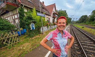 Raphaela Kula vor ihrem Wohnhaus, dem Ostbahnhof. Stündlich halten hier Nahverkehrszüge, aber nur wenige Passanten steigen ein oder aus und schauen in ihre Fenster oder auf ihre Terrasse. - Andreas Zobe Raphaela Kula vor ihrem Wohnhaus, dem Ostbahnhof. Stündlich halten hier Nahverkehrszüge, aber nur wenige Passanten steigen ein oder aus und schauen in ihre Fenster oder auf ihre Terrasse. - Andreas Zobe