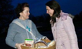 Noch ist das Festmahl nicht gekocht. Doch Marnie Laubinger (links) hat diese Kiste und zwei weitere volle Einkaufstüten an die Familienbetreuerin Sonja Thenhausen übergeben. Die unbekannte Familie hat damit ein Festmahl für mehrere Tage sicher. - Thomas Lieske Noch ist das Festmahl nicht gekocht. Doch Marnie Laubinger (links) hat diese Kiste und zwei weitere volle Einkaufstüten an die Familienbetreuerin Sonja Thenhausen übergeben. Die unbekannte Familie hat damit ein Festmahl für mehrere Tage sicher. - Thomas Lieske