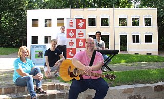 Stadtvertreterin Ingrid Roland, Freilichtbühnenmitglied Jonas Fromme, Sparkassenvertreter Bernd Völger und die Krawallo-Musiker Sebastian Dold und Sven Kreienberg. - Burkhard Battran Stadtvertreterin Ingrid Roland, Freilichtbühnenmitglied Jonas Fromme, Sparkassenvertreter Bernd Völger und die Krawallo-Musiker Sebastian Dold und Sven Kreienberg. - Burkhard Battran