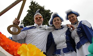 Prinz Fabian Arendes und die Funkenmariechen. - Dieter Scholz Prinz Fabian Arendes und die Funkenmariechen. - Dieter Scholz