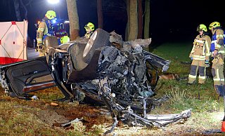 Der Audi aus dem Kreis Gütersloh ist bei dem Unfall auf der K61 nahe Delbrück an einem Straßenbaum zerschellt. - Ralph Meyer Der Audi aus dem Kreis Gütersloh ist bei dem Unfall auf der K61 nahe Delbrück an einem Straßenbaum zerschellt. - Ralph Meyer