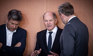 Kanzler Olaf Scholz (M) spricht mit Finanzminister Christian Lindner (r) und Wirtschaftsminister Robert Habeck. - Michael Kappeler/dpa/Archiv Kanzler Olaf Scholz (M) spricht mit Finanzminister Christian Lindner (r) und Wirtschaftsminister Robert Habeck. - Michael Kappeler/dpa/Archiv
