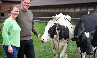 Das Landwirtspaar Andreas und Dennis Strothlüke und ihre Kühe, bekannt aus der TV-Sendung "Land und Lecker", laden am 18. Mai zum Hoffest ein. - Andreas Frücht Das Landwirtspaar Andreas und Dennis Strothlüke und ihre Kühe, bekannt aus der TV-Sendung "Land und Lecker", laden am 18. Mai zum Hoffest ein. - Andreas Frücht