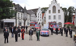 Auf dem Marktplatz hat Bürgermeister Hermann Temme (2. v. r.) drei Fahrzeuge (vorn) an Sven Heinemann, den Leiter der Feuerwehr Brakel (2. v. l.) übergeben. - Helga Krooß Auf dem Marktplatz hat Bürgermeister Hermann Temme (2. v. r.) drei Fahrzeuge (vorn) an Sven Heinemann, den Leiter der Feuerwehr Brakel (2. v. l.) übergeben. - Helga Krooß