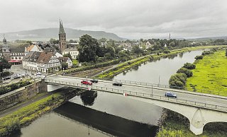 Die Weserbrücke in Höxter muss durch eine Pylon-Konstruktion verstärkt werden. Straßen NRW präsentierte jetzt drei Varianten. - (Archivbild) Jens Reddeker Die Weserbrücke in Höxter muss durch eine Pylon-Konstruktion verstärkt werden. Straßen NRW präsentierte jetzt drei Varianten. - (Archivbild) Jens Reddeker