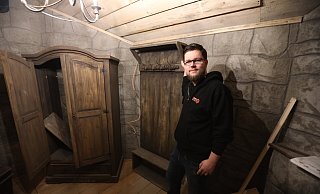 Sebastian Haupt gibt einen ersten Einblick in den neuen Escape-Room an der Königstraße. Noch ist dort Baustelle, aber ab Sommer sollen sich Besucher herausrätseln können. An den Wänden wurde echter Beton modelliert und weder Plastik noch Styropor genutzt. - Nicole Sielermann Sebastian Haupt gibt einen ersten Einblick in den neuen Escape-Room an der Königstraße. Noch ist dort Baustelle, aber ab Sommer sollen sich Besucher herausrätseln können. An den Wänden wurde echter Beton modelliert und weder Plastik noch Styropor genutzt. - Nicole Sielermann