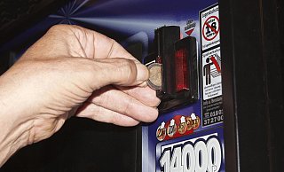 Nach großen Verlusten an Geldspielautomaten ist ein Mann in Paderborn ausgerastet. - picture alliance / imageBROKER Nach großen Verlusten an Geldspielautomaten ist ein Mann in Paderborn ausgerastet. - picture alliance / imageBROKER