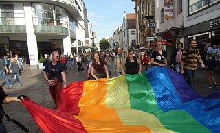 Die Regenbogenfahne steht für gesellschaftliche Diversität. Angehörige der LGBT-Szene benutzen sie auch in Paderborn gerne, um auf Diskrimierungen hinzuweisen und für Toleranz und Gleichberechtigung zu demonstrieren. - NW-Archiv Die Regenbogenfahne steht für gesellschaftliche Diversität. Angehörige der LGBT-Szene benutzen sie auch in Paderborn gerne, um auf Diskrimierungen hinzuweisen und für Toleranz und Gleichberechtigung zu demonstrieren. - NW-Archiv