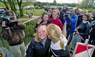 Die Freundinnen Annelie (l.), Leona und Karoline stehen 1999 Schlange für einen Kuss von Andrea Suwa auf der Werre-Weser-Kussbrücke. - Ulf Hanke Die Freundinnen Annelie (l.), Leona und Karoline stehen 1999 Schlange für einen Kuss von Andrea Suwa auf der Werre-Weser-Kussbrücke. - Ulf Hanke