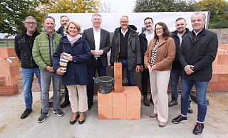 Michael Hampe (Projektentwickler, v. l.), Jörg Luttmann (Leiter Sozialamt Hiddenhausen), Christian Rehberg (Regionalvorstand Johanniter Unfall-Hilfe), Kirsten Küppers (Kreis Herford), Bürgermeister Andreas Hüffmann, Ralf Haske, Yannick Haske (beide Haske-Bau), Christine Hallmann (Kreis Herford), Johannes Kathöfer (Bauleitung) und Paul Sander (Projektentwickler) bei der Grundsteinlegung. - Björn Kenter Michael Hampe (Projektentwickler, v. l.), Jörg Luttmann (Leiter Sozialamt Hiddenhausen), Christian Rehberg (Regionalvorstand Johanniter Unfall-Hilfe), Kirsten Küppers (Kreis Herford), Bürgermeister Andreas Hüffmann, Ralf Haske, Yannick Haske (beide Haske-Bau), Christine Hallmann (Kreis Herford), Johannes Kathöfer (Bauleitung) und Paul Sander (Projektentwickler) bei der Grundsteinlegung. - Björn Kenter