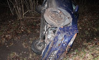Der PKW schleuderte über die Fahrbahn in einen Straßengraben. - Foto: Polizei Minden-Lübbecke Der PKW schleuderte über die Fahrbahn in einen Straßengraben. - Foto: Polizei Minden-Lübbecke