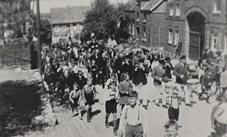Das Schützenfest 1955 mit Festumzug, Musikern und Oberst hoch zu Ross: Damals wurde die Schützenbruderschaft Dringenberg 380 Jahre. Mindestens. Denn die Ursprünge des Schützenwesens gehen bis ins 13. Jahrhundert zurück. - Schützenchronik Das Schützenfest 1955 mit Festumzug, Musikern und Oberst hoch zu Ross: Damals wurde die Schützenbruderschaft Dringenberg 380 Jahre. Mindestens. Denn die Ursprünge des Schützenwesens gehen bis ins 13. Jahrhundert zurück. - Schützenchronik