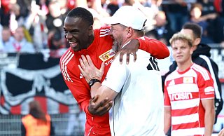 Zwei Ex-Paderborner unter sich: Union-Trainer Steffen Baumgart herzt nach dem Sieg gegen Stuttgart seinen Doppeltorschützen Ilyas Ansah. - Picture Alliance Zwei Ex-Paderborner unter sich: Union-Trainer Steffen Baumgart herzt nach dem Sieg gegen Stuttgart seinen Doppeltorschützen Ilyas Ansah. - Picture Alliance