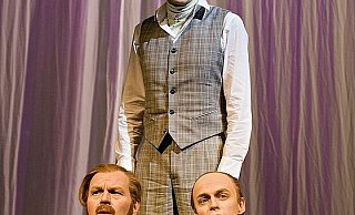 Thomas Wehling spielt Autor Giuseppe Tomasi di Lampedusa (hinten). Er kommentiert, was Fürst Don Fabrizio (Thomas Wolff) und Pater Pirrone (Stefan Imholz, v.l.) erleben. - FOTO: OTTENDÖRFER Thomas Wehling spielt Autor Giuseppe Tomasi di Lampedusa (hinten). Er kommentiert, was Fürst Don Fabrizio (Thomas Wolff) und Pater Pirrone (Stefan Imholz, v.l.) erleben. - FOTO: OTTENDÖRFER