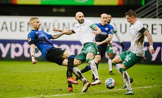 Stürmer Felix Platte (l.) hatte das 3:1 für den SCP erzielt, doch Bremens Kapitän Ömer Toprak (M.) schoss Werder am Ende zu einem glücklichen 4:3-Sieg. - Besim Mazhiqi Stürmer Felix Platte (l.) hatte das 3:1 für den SCP erzielt, doch Bremens Kapitän Ömer Toprak (M.) schoss Werder am Ende zu einem glücklichen 4:3-Sieg. - Besim Mazhiqi