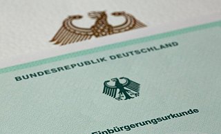Eine Einbürgerungsurkunde der Bundesrepublik Deutschland. - Fernando Gutierrez-Juarez/dpa Eine Einbürgerungsurkunde der Bundesrepublik Deutschland. - Fernando Gutierrez-Juarez/dpa