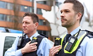 Polizisten in Herford mit Bodycams im Einsatz: Die Kameras sollen Übergriffe verhindern und für mehr Sicherheit sorgen. - Symbolfoto: Polizei Polizisten in Herford mit Bodycams im Einsatz: Die Kameras sollen Übergriffe verhindern und für mehr Sicherheit sorgen. - Symbolfoto: Polizei