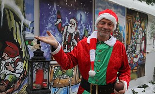 Mike Lammers vor der Wand mit den Weihnachtsgeschichten, die der Mindener Graffiti-Künstler Jason Holloway gestaltet hat. - Klaus Frensing Mike Lammers vor der Wand mit den Weihnachtsgeschichten, die der Mindener Graffiti-Künstler Jason Holloway gestaltet hat. - Klaus Frensing