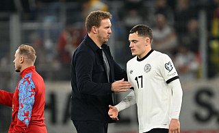 Bundestrainer Nagelsmann (l.) bedankt sich bei Wirtz für seinen Einsatz. - Federico Gambarini/dpa Bundestrainer Nagelsmann (l.) bedankt sich bei Wirtz für seinen Einsatz. - Federico Gambarini/dpa