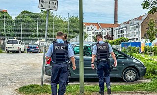 Die Polizei Bielefeld fahndet nach dem brutalen Räuberduo, das ein Schulkind verfolgt hat. - Symbolfoto: Paul Brinkmann Die Polizei Bielefeld fahndet nach dem brutalen Räuberduo, das ein Schulkind verfolgt hat. - Symbolfoto: Paul Brinkmann