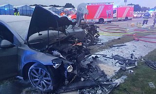 Der frontale Aufprall auf der Brackweder Straße hat die Vorderfronten der beiden Fahrzeuge völlig zerstört. Die drei Insassen wurden mit schweren Verletzungen ins Krankenhaus gebracht. Das Auto des Unfallverursachers rutsche hingegen die Böschung hinab und landete auf dem Grundstück des Gartencenters. - Andreas Eickhoff Der frontale Aufprall auf der Brackweder Straße hat die Vorderfronten der beiden Fahrzeuge völlig zerstört. Die drei Insassen wurden mit schweren Verletzungen ins Krankenhaus gebracht. Das Auto des Unfallverursachers rutsche hingegen die Böschung hinab und landete auf dem Grundstück des Gartencenters. - Andreas Eickhoff