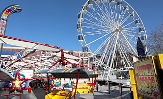 Das Riesenrad auf dem Janup dreht sich mit geschlossenen Kabinen, die mehr Sicherheit und Wetterschutz bieten. - Frank-Michael Kiel-Steinkamp Das Riesenrad auf dem Janup dreht sich mit geschlossenen Kabinen, die mehr Sicherheit und Wetterschutz bieten. - Frank-Michael Kiel-Steinkamp