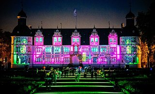 Video-Mapping: Die Projektionen aufs Neuhäuser Schloß faszinieren die Besucher. - Besim Mazhiqi Video-Mapping: Die Projektionen aufs Neuhäuser Schloß faszinieren die Besucher. - Besim Mazhiqi