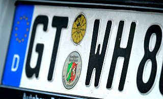Bestimmte Buchstaben- und Zahlenkombinationen sind in Deutschland auf Nummernschildern verboten, weil sie gegen die „guten Sitten" verstoßen – etwa, weil sie die NS-Zeit verherrlichen. WH-88 gehört allerdings nicht dazu. - Montage/ Andreas Frücht Bestimmte Buchstaben- und Zahlenkombinationen sind in Deutschland auf Nummernschildern verboten, weil sie gegen die „guten Sitten" verstoßen – etwa, weil sie die NS-Zeit verherrlichen. WH-88 gehört allerdings nicht dazu. - Montage/ Andreas Frücht