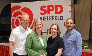 Die Führungsmannschaft der Bielefelder SPD: (v.l.) Vize Ingo Nürnberger, Vorsitzende Wiebke Esdar, Stellvertreterin Greta Maurer und Schatzmeister Riza Öztürk - Andreas Zobe Die Führungsmannschaft der Bielefelder SPD: (v.l.) Vize Ingo Nürnberger, Vorsitzende Wiebke Esdar, Stellvertreterin Greta Maurer und Schatzmeister Riza Öztürk - Andreas Zobe