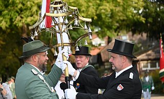 Kommandeur Thomas Wiesemann übergibt den Schellenbaum an den neuen Schellenbaumträger Steven Noble. - Thomas Kube Kommandeur Thomas Wiesemann übergibt den Schellenbaum an den neuen Schellenbaumträger Steven Noble. - Thomas Kube