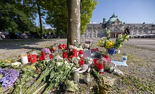 Blumen, Kerzen und handgeschriebene Trauerbekundungen an einem Baum im Kurpark Bad Oeynhausen. - Str/dpa Blumen, Kerzen und handgeschriebene Trauerbekundungen an einem Baum im Kurpark Bad Oeynhausen. - Str/dpa
