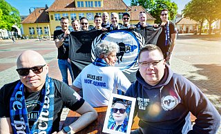 Auf dem Siggi trifft sich Schwarz Vice Blau – und der verstorbene Eike ist immer dabei. Bruder Tim Plöger zeigt sein Bild, links Thomas Knubel. - Barbara Franke Auf dem Siggi trifft sich Schwarz Vice Blau – und der verstorbene Eike ist immer dabei. Bruder Tim Plöger zeigt sein Bild, links Thomas Knubel. - Barbara Franke