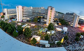 So viel Platz ist an der Bielefelder Uni für das Campusfestival in Zukunft nicht mehr. Deshalb schrumpft die Veranstaltung. Das hat aber auch noch mehr Gründe. - Christian Weische So viel Platz ist an der Bielefelder Uni für das Campusfestival in Zukunft nicht mehr. Deshalb schrumpft die Veranstaltung. Das hat aber auch noch mehr Gründe. - Christian Weische