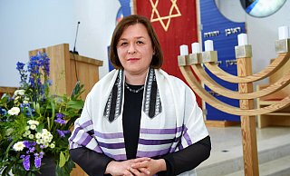Rabbinerin Natalia Verzhbovska wurde jetzt in der Synagoge Beit Tikwa in ihr Amt eingeführt. Rund 150 Besucher kamen zum Mincha-Gottesdienst. - Barbara Franke Rabbinerin Natalia Verzhbovska wurde jetzt in der Synagoge Beit Tikwa in ihr Amt eingeführt. Rund 150 Besucher kamen zum Mincha-Gottesdienst. - Barbara Franke