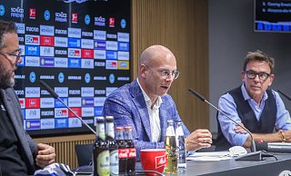 Bielefelds Krisenstabschef Ingo Nürnberger und Arminias Finanzchef Markus Rejek (r.) stellten gemeinsam vor, wie der DSC den Bundesligaheimauftakt in Corona-Zeiten stemmen will. - Sarah Jonek Bielefelds Krisenstabschef Ingo Nürnberger und Arminias Finanzchef Markus Rejek (r.) stellten gemeinsam vor, wie der DSC den Bundesligaheimauftakt in Corona-Zeiten stemmen will. - Sarah Jonek