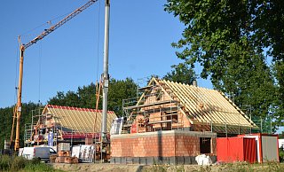 Im südlichen Bereich der westlichen Erweiterung des Baugebiets In den Emswiesen wird bereits emsig gebaut. - Birgit Vredenburg Im südlichen Bereich der westlichen Erweiterung des Baugebiets In den Emswiesen wird bereits emsig gebaut. - Birgit Vredenburg