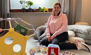 Linda Weiß eröffnet bald ihren "Familien-Raum" in Bünde. Ein Klettergerüst und Spielzeug stehen in dem Kursraum schon bereit. - Shannon-Lee Bendig Linda Weiß eröffnet bald ihren "Familien-Raum" in Bünde. Ein Klettergerüst und Spielzeug stehen in dem Kursraum schon bereit. - Shannon-Lee Bendig