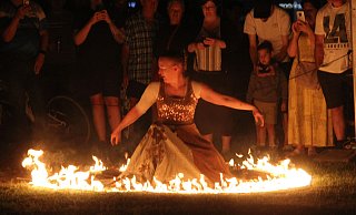 "Danse Infernale" setzte mit einer spektakulären feuershow den Schlusspunkt unter die Sommerparty am Samstag. - Klaus Frensing "Danse Infernale" setzte mit einer spektakulären feuershow den Schlusspunkt unter die Sommerparty am Samstag. - Klaus Frensing