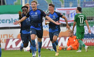 3.567 Zuschauer sehen das Derby im Gütersloher Ohlendorfstadion im Heidewald. - Jens Dünhölter 3.567 Zuschauer sehen das Derby im Gütersloher Ohlendorfstadion im Heidewald. - Jens Dünhölter