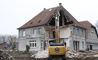 Von zwei Seiten rücken die Bagger dem Hotelkomplex zu Leibe. Der Abriss des Gasthauses „Waldhof" soll in drei Wochen erledigt sein. - Burkhard Hoeltzenbein Von zwei Seiten rücken die Bagger dem Hotelkomplex zu Leibe. Der Abriss des Gasthauses „Waldhof" soll in drei Wochen erledigt sein. - Burkhard Hoeltzenbein
