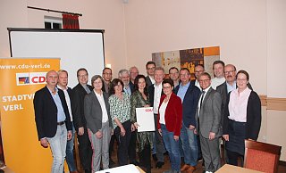 Mit diesen Direktkandidatinnen und -kandidaten gehen der CDU-Vorsitzende Matthias Humpert (3. v. l.) und Fraktionsvorsitzende Gabriele Nitsch (9. v. l.) in die Kommunalwahl 2020. - Rolf Birkholz Mit diesen Direktkandidatinnen und -kandidaten gehen der CDU-Vorsitzende Matthias Humpert (3. v. l.) und Fraktionsvorsitzende Gabriele Nitsch (9. v. l.) in die Kommunalwahl 2020. - Rolf Birkholz