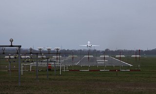 Abflug: Die Start- und Landebahn wurde 2009 für rund zwei Millionen Euro verlängert. Genutzt worden ist die volle Länge noch nie. Das könnte spätestens 2024 zu Problemen führen. - Jens Reddeker Abflug: Die Start- und Landebahn wurde 2009 für rund zwei Millionen Euro verlängert. Genutzt worden ist die volle Länge noch nie. Das könnte spätestens 2024 zu Problemen führen. - Jens Reddeker