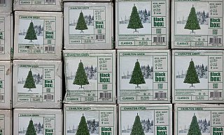 Verpackte Weihnachtsbäume aus Kunststoff (PVC) in einem Baumarkt. - Rolf Vennenbernd/dpa Verpackte Weihnachtsbäume aus Kunststoff (PVC) in einem Baumarkt. - Rolf Vennenbernd/dpa
