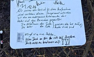 Dieser Zettel mit einem Appell und zwei weniger hilfreichen Texten hängt an der Sperre. Foto: Privat - Privat Dieser Zettel mit einem Appell und zwei weniger hilfreichen Texten hängt an der Sperre. Foto: Privat - Privat