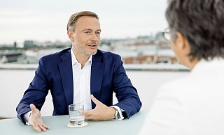 Christian Lindner (FDP), Bundesfinanzminister, während der Aufzeichnung des ZDF-Sommerinterviews. - Thomas Kierok/ZDF/dpa Christian Lindner (FDP), Bundesfinanzminister, während der Aufzeichnung des ZDF-Sommerinterviews. - Thomas Kierok/ZDF/dpa